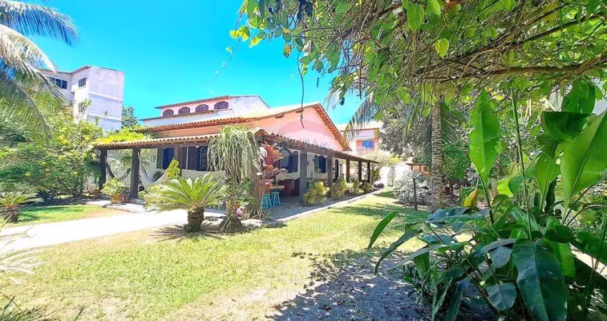 Casa independente com três dormitórios à venda, próxima a praia do peró - cabo frio