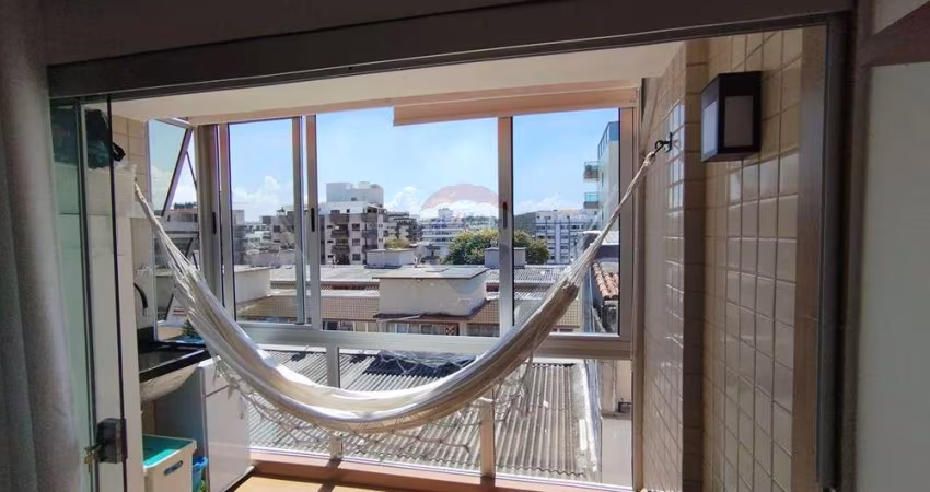 Cobertura à venda na Praia do Forte, Cabo Frio – Reformado, 2 quartos e varanda