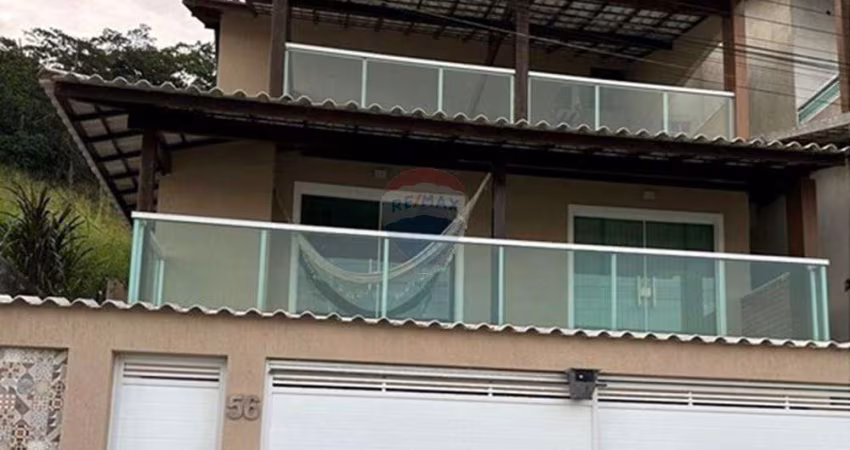 Casa triplex com três quartos , uma sendo suíte , piscina e churrasqueira.