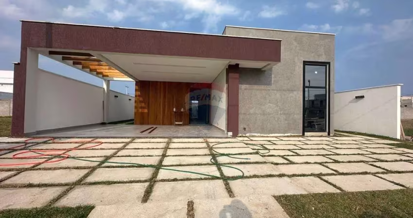 Casa de alto padão no condominio viverde 1 , com tres quartos e uma suite e um banheiro canadense e placa solar.