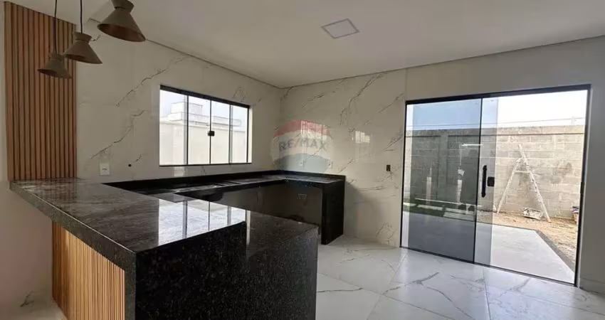 Casa de alto padão no condominio viverde 1 , com tres quartos e uma suite e um banheiro canadense e placa solar.