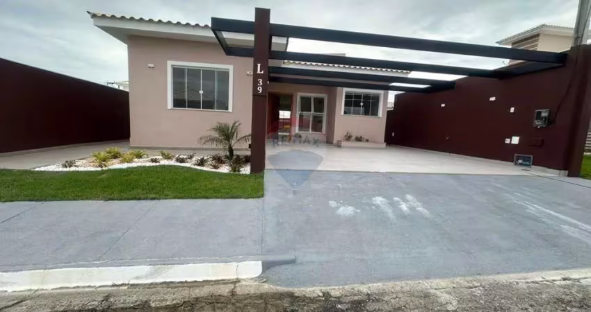 Casa no condomínio blue garden, com piscina e três quartos e três suítes.