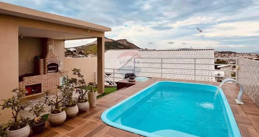 Casa triplex com três quartos , uma sendo suíte , piscina e churrasqueira.