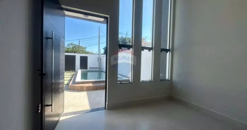 Casa em condomínio três quartos uma suíte e piscina.