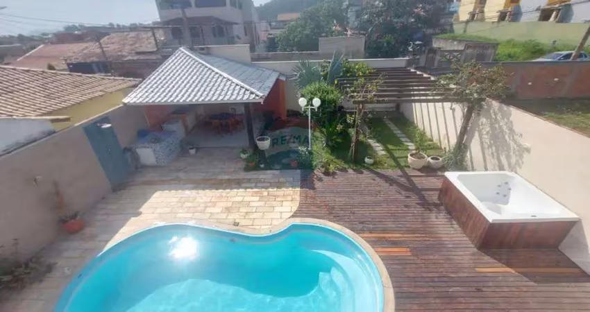 Casa com cinco quartos duas suítes , piscina e área gourmet completa com uma hidromassagem.