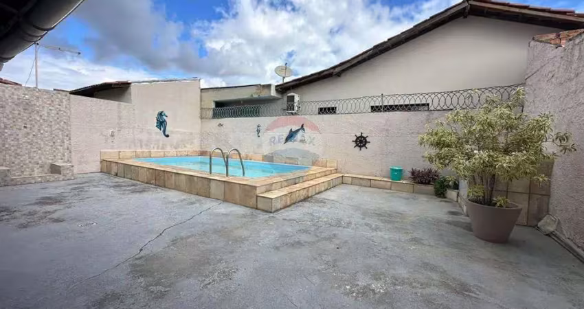 Casa com tres quartos uma suite piscina churrasqueira e vaga de garagem