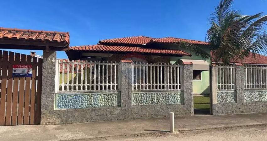 Duas casas 4 quartos e duas suítes , piscina e churrasqueira a 3 min da praia