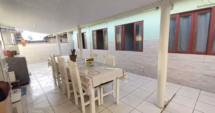 Casa com 3 dormitórios sendo 1 suíte e 2 vagas de garagem no Bairro Cordeiros em Itajaí