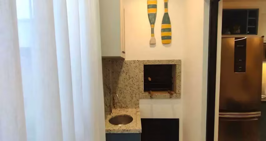 Apartamento mobiliado com 2 dormitórios sendo 1 suíte, 1 vaga de garagem no centro de camboriú