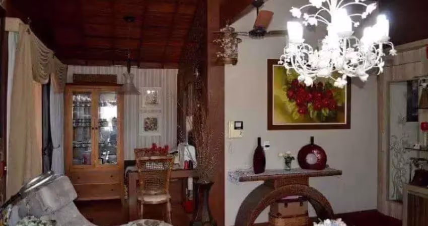 Sobrado com Sala Comercial no Bairro Cordeiros - Itajaí