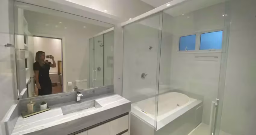 Apartamento com 4 suítes, hidro e vista mar definitiva na Meia Praia - Itapema