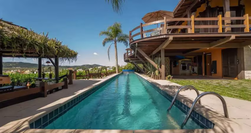 Maravilhosa Casa de Alto Padrão Localizada no Bairro Morrinhos, Com vista ao mar!!
