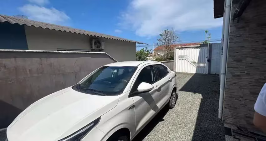 Excelente sobrado com 3 dormitórios e 02 salas comerciais em uma das principais ruas de penha/sc.