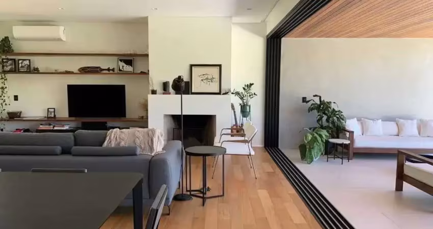Casa Alto Padrão em Condomínio com 3 suítes e 2 vagas de garagem no Bairro Morrinhos em Garopaba/SC