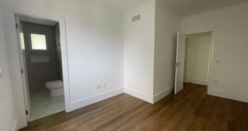 Apartamento com 4 suítes e 3 vagas de garagem no bairro Meia Praia em Itapema