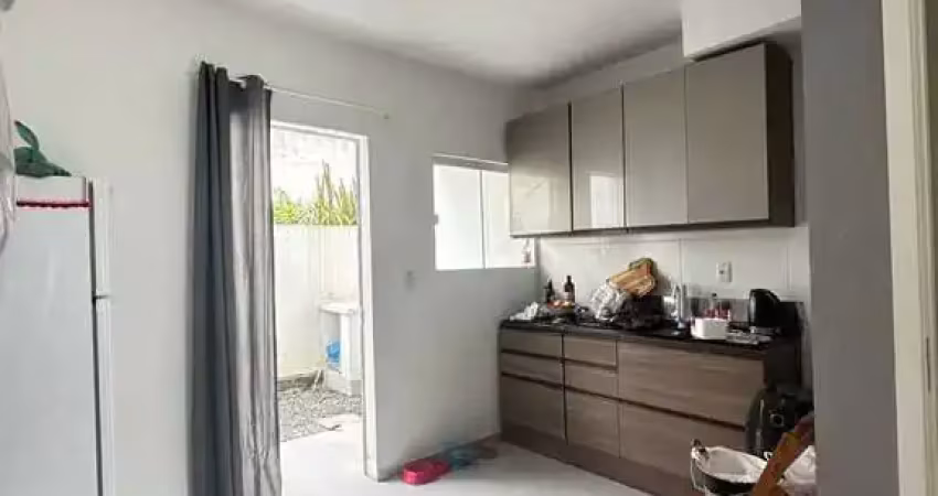Sobrado semi-mobiliado com 2 dormitórios e 1 vaga em condomínio fechado no Espinheiros em Itajaí