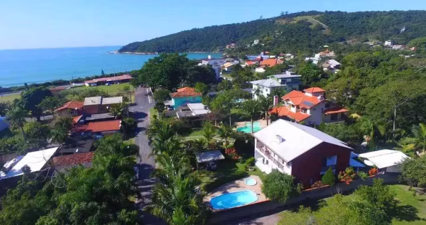 Casa 5 suítes e 3 vagas de garagem com 500m2 -150m da beira-mar da Praia de Taquaras em BC