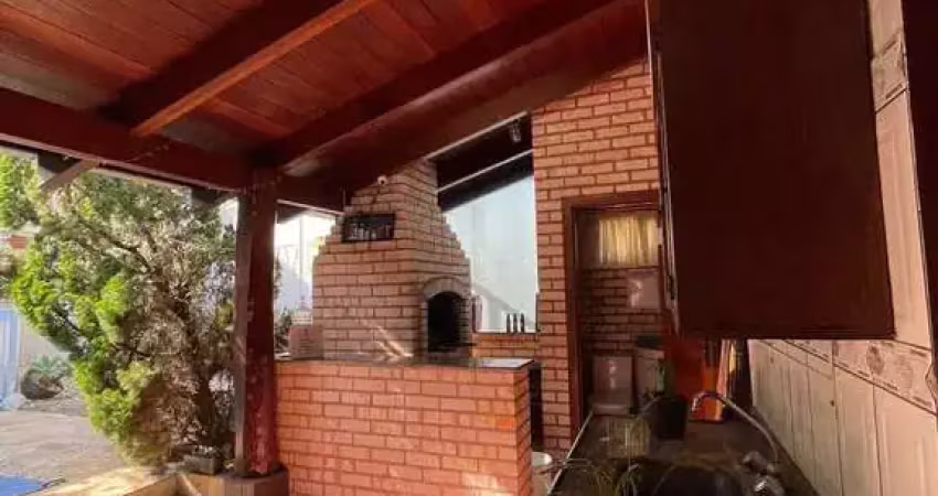 Casa com 3 dormitórios sendo 1 suíte com garagem para 4 carros no bairro Ressacada em Itajaí