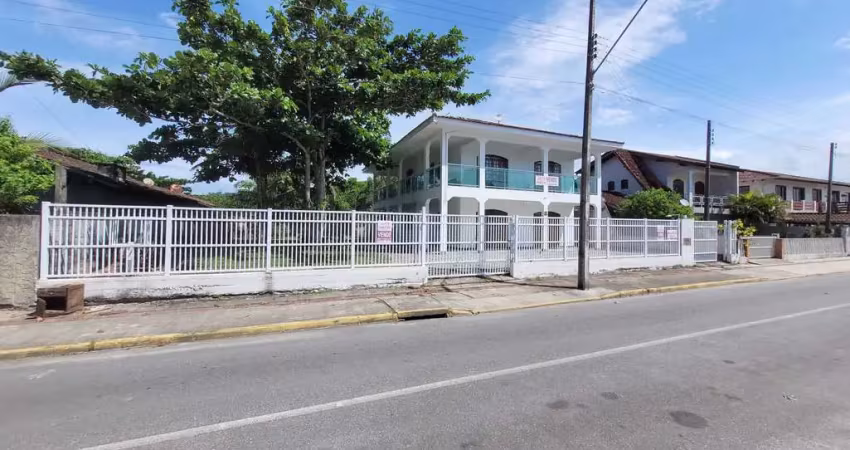 Sobrado na quadra mar com 5 dormitórios e 3 vagas de garagem em Itapoá