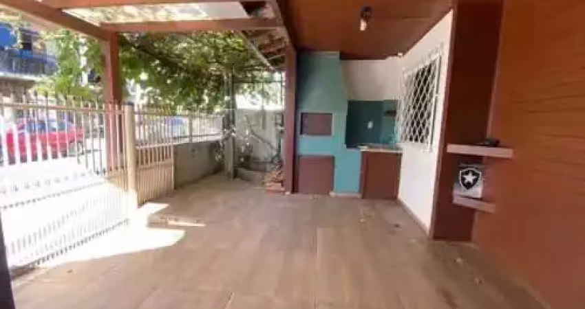 Casa com 3 dormitórios sendo 1 suíte e 1 vaga de garagem em Balneário Camboriú