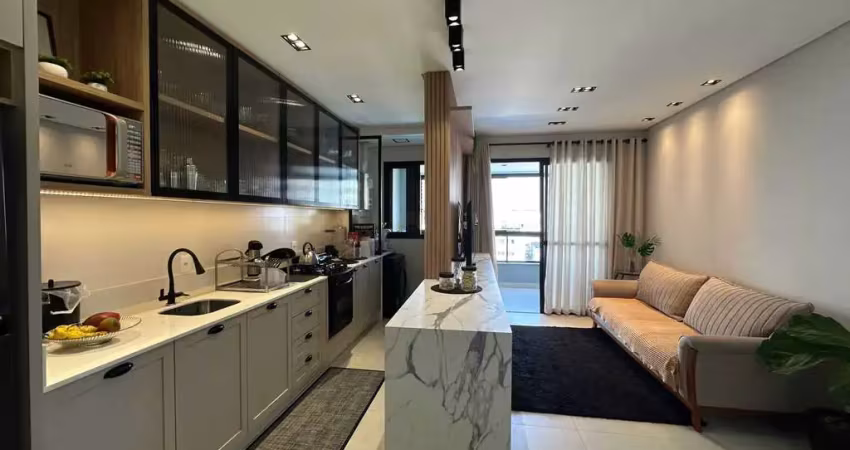 Apartamento mobiliado com 3 dormitórios sendo 1 suíte e 2 vagas de garagem em Itajaí