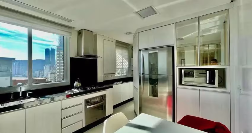 Apartamento quadra mar com 3 suítes e 2 vagas de garagem no centro de balneário camboriú
