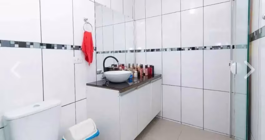 Casa com 3 dormitórios sendo 1 suíte e 3 vagas de garagem no Bairro Tatuquara em Curitiba