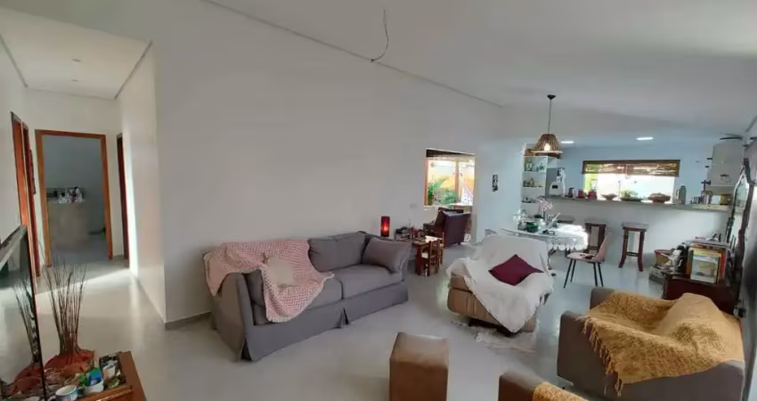 Casa com 3 dormitórios sendo 2 suítes, com piscina, há 5 min da praia em Porto Seguro na  Bahia