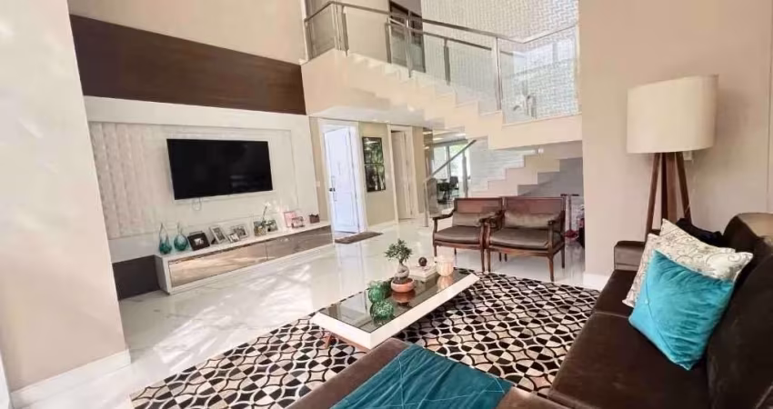 Casa de alto padrão em condomínio fechado com 5 suítes e 4 vagas de garagem em Itajaí