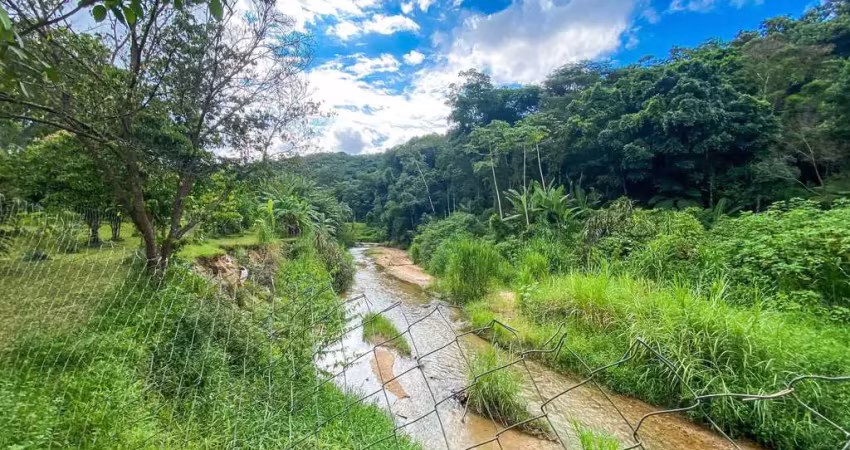 Linda Chácara de 6.000m² com Sobrado, Piscina e Lagoa para Criação de Peixes em Canelinha