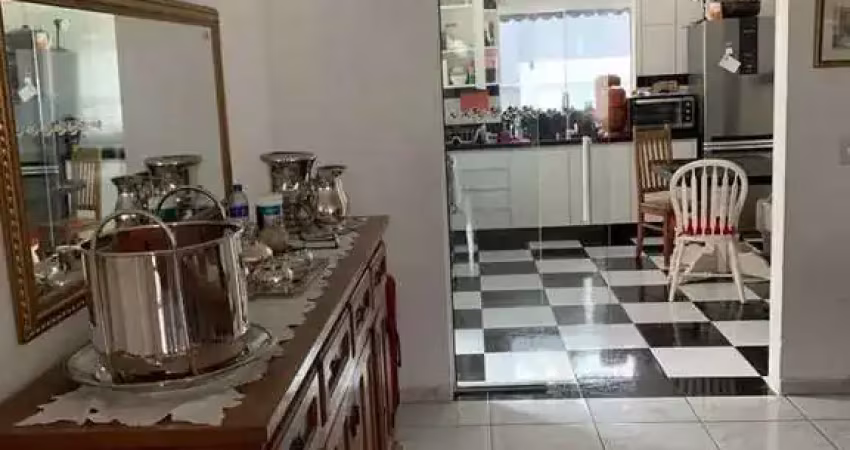 Casa com 5 dormitórios sendo 4 suítes, 3 vagas de garagem no Centro de Camboriú