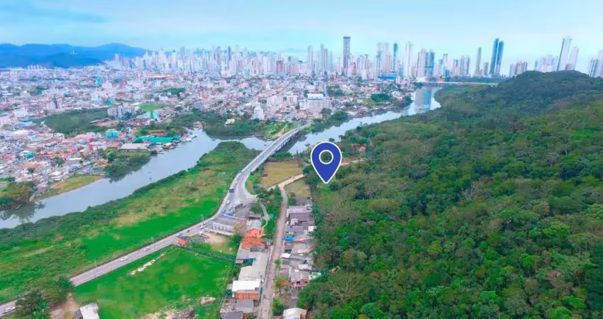 Terreno com 30.000m2 na divisa de Balneário Camboriú com Camboriú