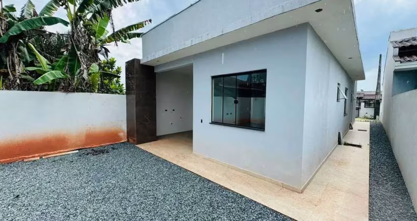 Casa com 3 dormitórios sendo 1 suíte  e 1 vaga de garagem no Bairro Brasília em Itapoá