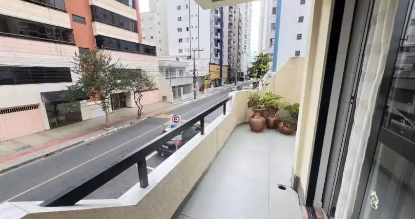 Apartamento diferenciado com 2 dormitórios sendo 1 suíte e 1 vaga de garagem a 350m da praia central
