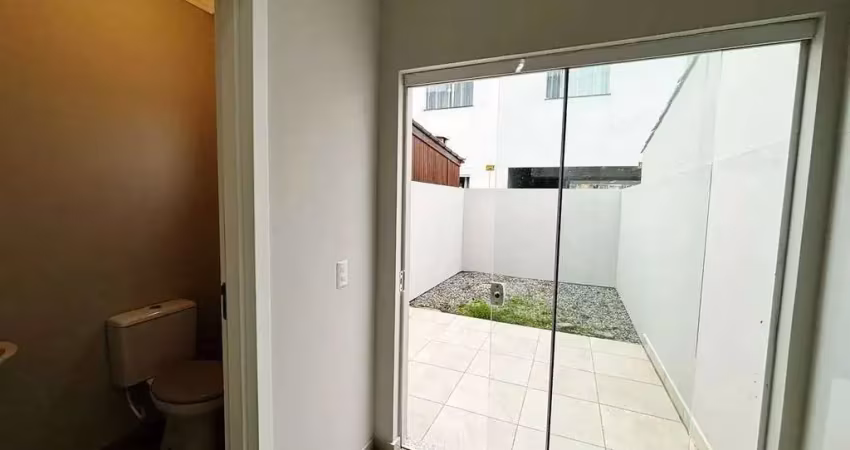 Lindo Sobrado com 2 dormitórios e 2 vagas de garagem no Bairro Rio Pequeno em  Camboriú