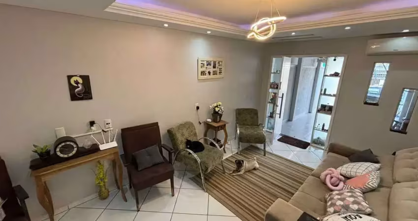 Lindo Sobrado de 120m² com 2 dormitórios sendo 1 suíte e 2 vagas no Santa Regina em Camboriú