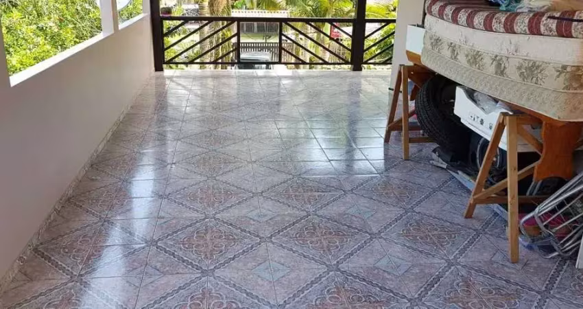 Sobrado com 3 dormitórios sendo 2 suítes e 2 vagas de garagem a 700 M² do mar