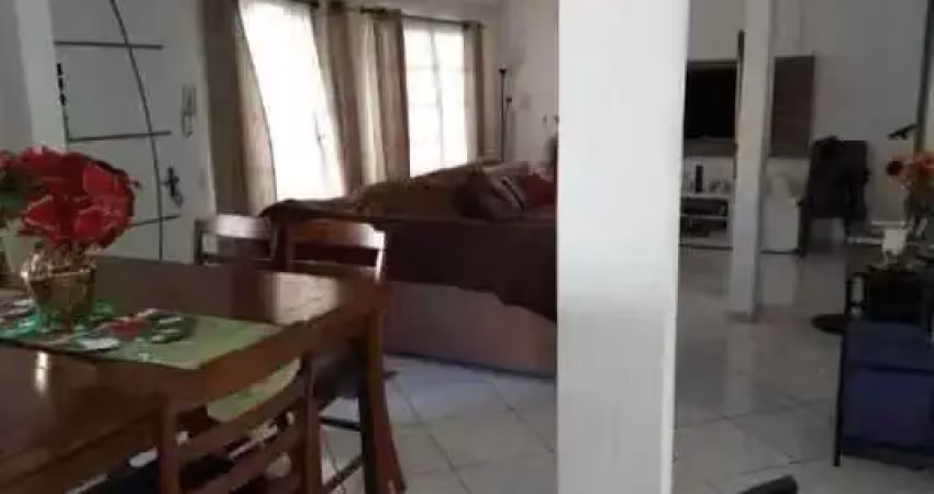 Sobrado com 3 quartos e 3 vagas de garagem no Centro de Balneário Camboriú