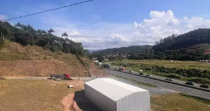 Terreno nas margens da BR 470.