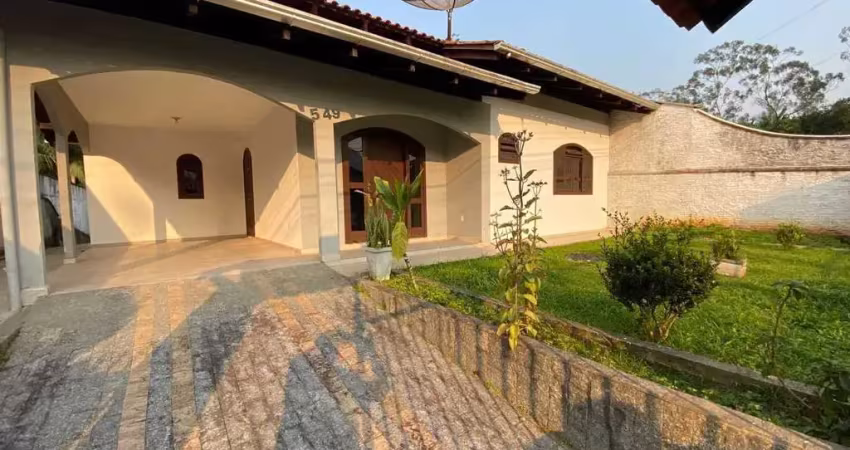 Casa com 3 dormitórios sendo 1 suíte, 2 vagas de garagem no bairro Água Verde em Blumenau