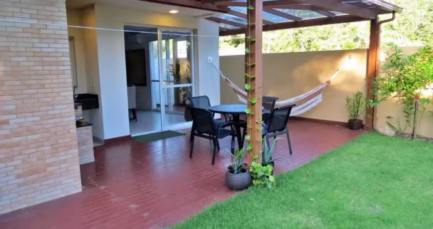 Casa em condomínio com 3 suítes e 3 vagas de garagem no Bairro Sambaqui em Florianópolis