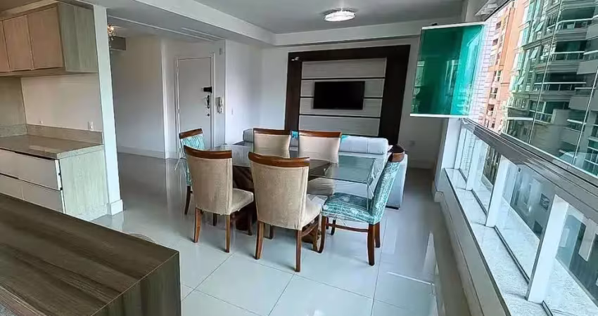 Apartamento mobiliado com 3 suítes sendo 1 demi suíte, 2 vagas de garagem no centro de itapema