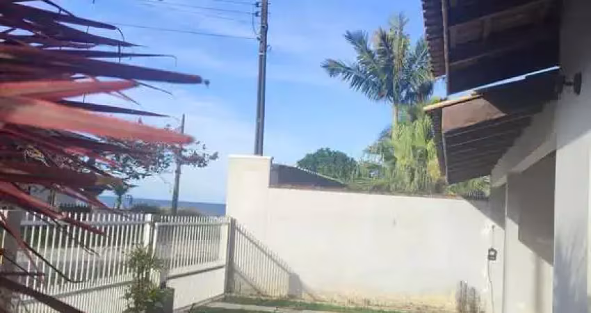 Casa quadra mar com 3 dormitórios sendo 2 suítes e 2 vagas de garagem em Itapoá