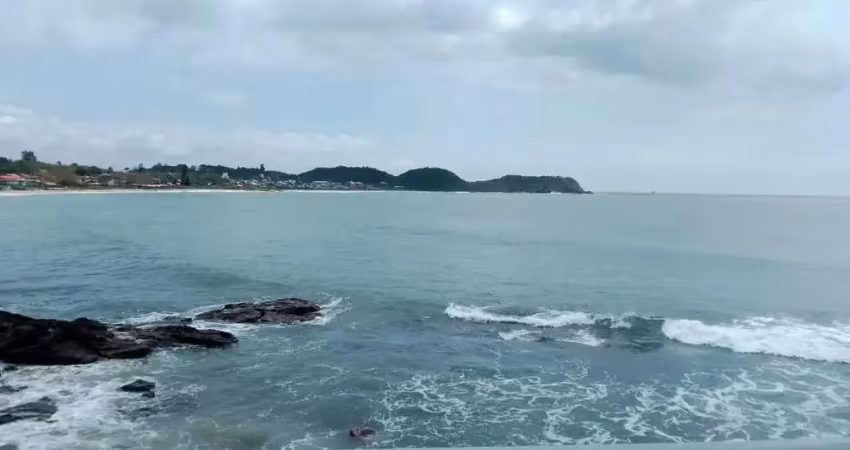 Casa pé na areia com piscina e vista espetacular da praia de Armação - Penha/SC.