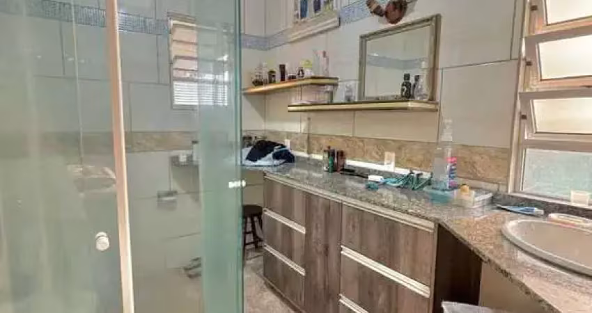 Casa com 3 dormitórios, 2 vagas de garagem e piscina, no bairro São Vicente em Itajaí!