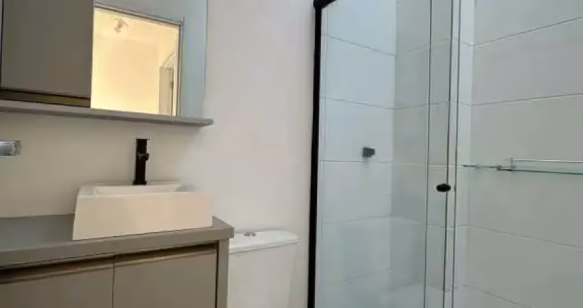 Sobrado semi-mobiliado com 2 dormitórios e 1 vaga em condomínio fechado no Espinheiros em Itajaí