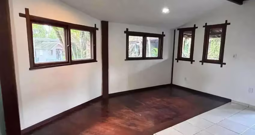Casa com quintal e 3 dormitórios sendo 1 suíte e 4 vagas de garagem em Porto Seguro BA