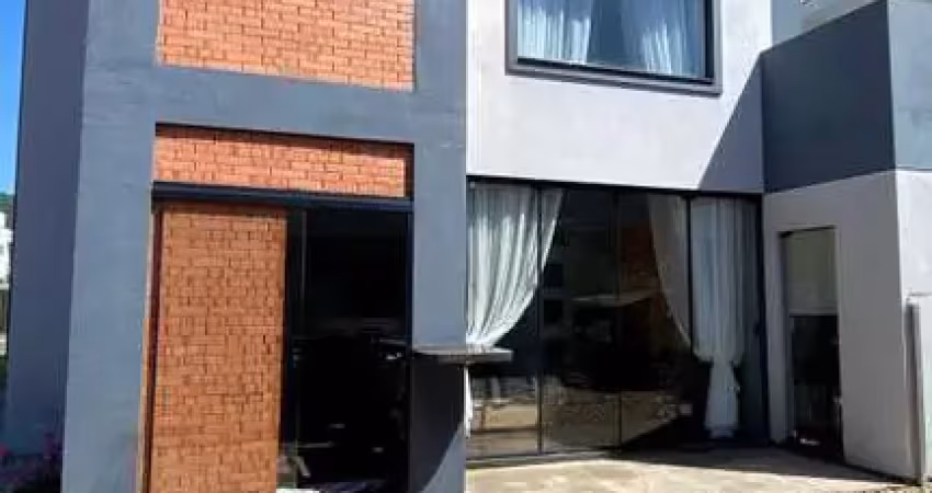 Casa mobiliada em condomínio com 4 dormitórios sendo 1 suíte e 4 vagas de garagem em Camboriú