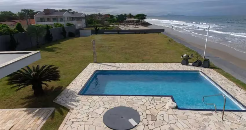 Sobrado com 7 dormitórios sendo 5 suítes e 3 vagas de garagem no bairro princesa do mar em itapoá