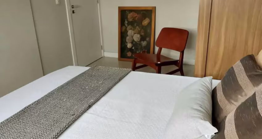 Apartamento mobiliado com 2 dormitórios sendo 1 suíte e 1 vaga a 200 m da praia de canasvieiras